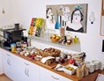 Frühstückspension: Frühstücksraum mit Kaffeemaschine und Buffet für ein ausgiebiges, internationales Frühstück - B&B Landhaus Vierthaler