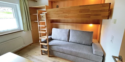 Pensionen - Parkplatz: kostenlos bei der Pension - Hallstatt - Familienzimmer für 2 Erwachsene + 2 Kinder, bestehend aus einem Doppelzimmer ohne Balkon (Mansarde) und einem separatem Kinderzimmer mit Stockbett, nur getrennt durch eine Verbindungstüre. - B&B Landhaus Vierthaler