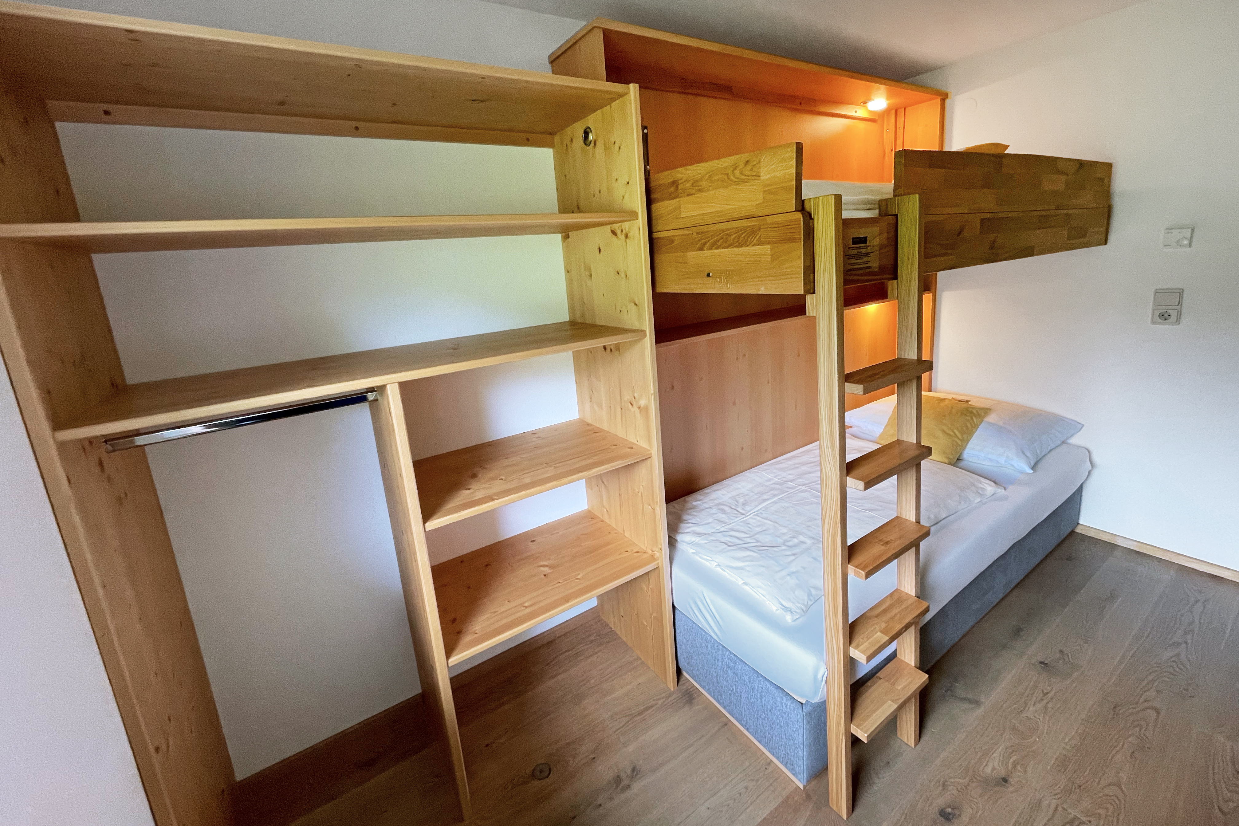 Frühstückspension: Familienzimmer für 2 Erwachsene + 2 Kinder, bestehend aus einem Doppelzimmer ohne Balkon (Mansarde) und einem separatem Kinderzimmer mit Stockbett, nur getrennt durch eine Verbindungstüre. - B&B Landhaus Vierthaler