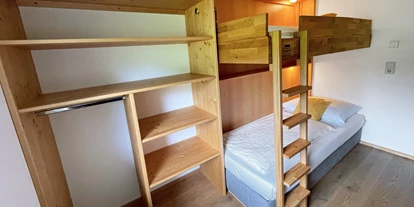 Pensionen - Parkplatz: kostenlos bei der Pension - Hallstatt - Familienzimmer für 2 Erwachsene + 2 Kinder, bestehend aus einem Doppelzimmer ohne Balkon (Mansarde) und einem separatem Kinderzimmer mit Stockbett, nur getrennt durch eine Verbindungstüre. - B&B Landhaus Vierthaler