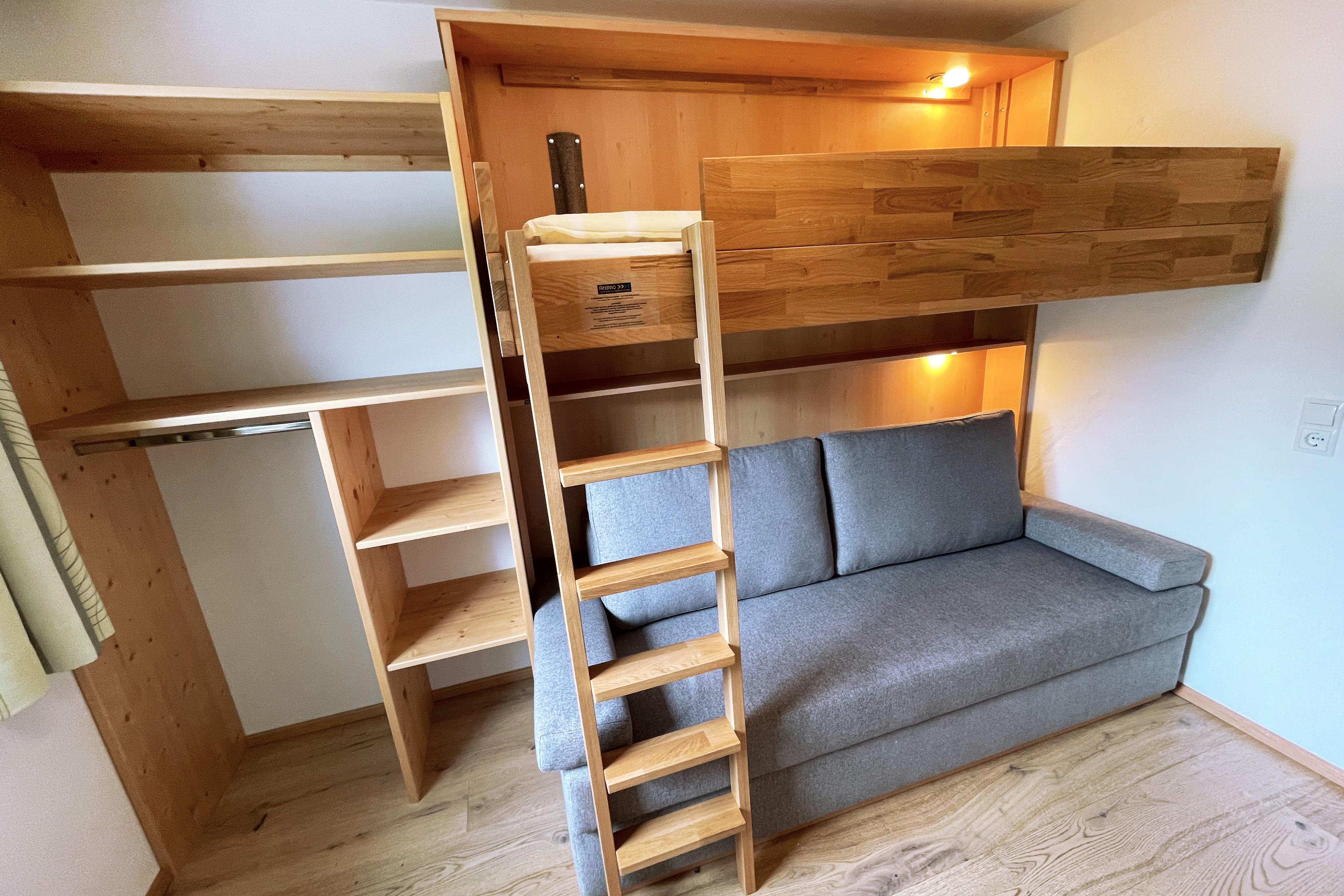 Frühstückspension: Familienzimmer für 2 Erwachsene + 2 Kinder, bestehend aus einem Doppelzimmer mit Balkon und einem separatem Kinderzimmer mit Stockbett, nur getrennt durch eine Verbindungstüre. - B&B Landhaus Vierthaler