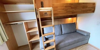 Pensionen - Parkplatz: kostenlos bei der Pension - Hallstatt - Familienzimmer für 2 Erwachsene + 2 Kinder, bestehend aus einem Doppelzimmer mit Balkon und einem separatem Kinderzimmer mit Stockbett, nur getrennt durch eine Verbindungstüre. - B&B Landhaus Vierthaler