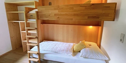 Pensionen - Parkplatz: kostenlos bei der Pension - Hallstatt - Familienzimmer für 2 Erwachsene + 2 Kinder, bestehend aus einem Doppelzimmer mit Balkon und einem separatem Kinderzimmer mit Stockbett, nur getrennt durch eine Verbindungstüre. - B&B Landhaus Vierthaler