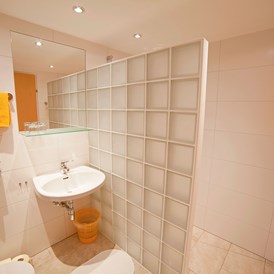 Frühstückspension: Badezimmer mit Dusche im Doppelzimmer mit Balkon - Landhaus Vierthaler