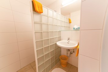 Frühstückspension: Badezimmer mit Dusche und separatem WC im Dreibettzimmer mit Balkon - Landhaus Vierthaler