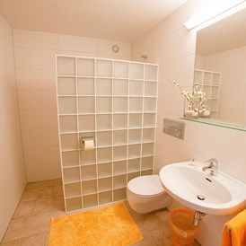 Frühstückspension: Badezimmer mit Dusche im Familienzimmer für 2 Erwachsene + 1 Kind mit Balkon - Landhaus Vierthaler