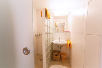 Frühstückspension: Badezimmer mit Dusche im Familienzimmer für 2 Erwachsene + 1 Kind mit Balkon - Landhaus Vierthaler