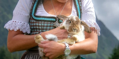 Pensionen - Restaurant - Um die eigenen Hasen kümmert sich unsere Chefin Sabine leidenschaftlich! - Hotel-Pension Marmotta
