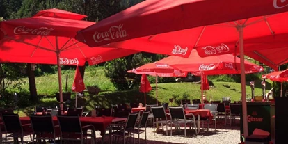 Pensionen - Restaurant - Platz 1: Hotel-Pension Marmotta, Gargellen
An die Spitze habt ihr das Hotel-Pension Marmotta in Gargellen gewählt. Dort könnt ihr vor oder nach einer Wanderung, aber natürlich auch einfach so, im Gastgarten einkehren. Es gibt ganztägig eine warme und kalte Küche und genießen könnt ihr euer Essen oder ein Getränk mitten in der Natur. Von euch hat der Gastgarten des Hotel-Pension Marmotta die meisten Stimmen bekommen und ist somit der schönste Gastgarten in Vorarlberg
Quelle: Antenne Vorarlberg - Hotel-Pension Marmotta