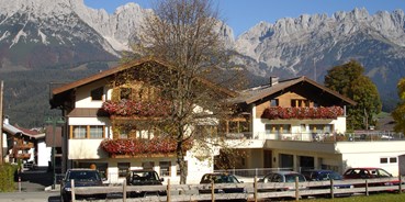 Pensionen - Tirol - Die Südseite unseres Hauses mit dem Wilden Kaiser im Hintergrund. - Frühstückspension Appartements Steinbacher****